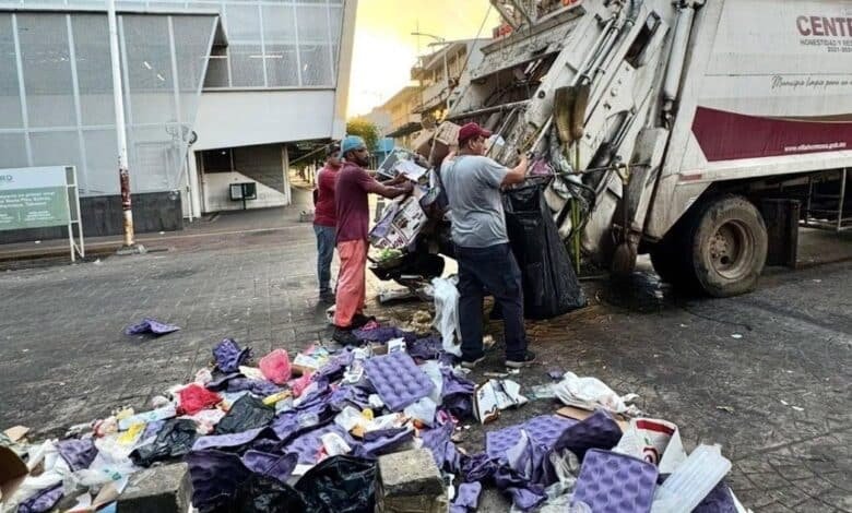 Las cuadrillas de recolección de basura tienen trabajo extra para mantener las calles y alcantarillas limpias.