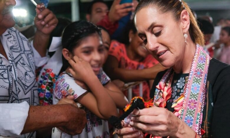 Claudia Sheinbaum entrega créditos a la palabra a mujeres artesanas de Amuzgo (Foto de internet)