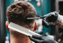 En 2025, los cortes de cabello para hombres se destacan por equilibrar estilo con practicidad, priorizando texturas naturales, versatilidad e inspiración retro.