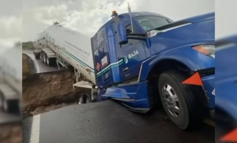 Pipa de gas queda colgando tras deslave en carretera de Baja California Sur (Foto de internet)