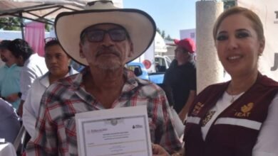 Abuelito termina su primaria en el IEAT