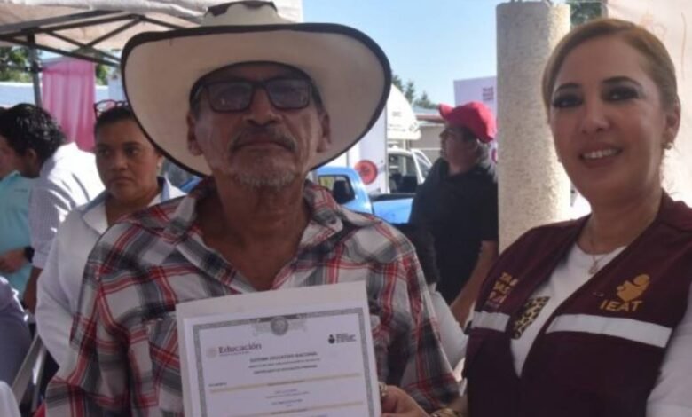 Abuelito termina su primaria en el IEAT