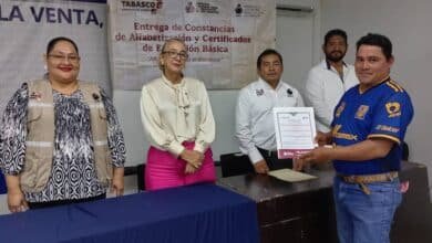Adultos de La Venta concluyen su educación básica