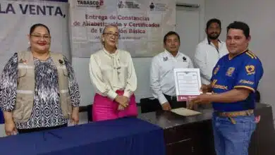 Adultos de La Venta concluyen su educación básica