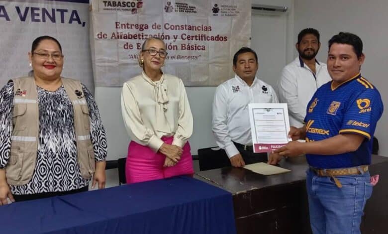 Adultos de La Venta concluyen su educación básica