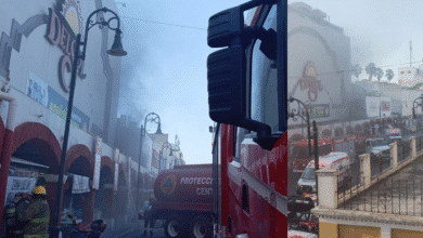 Bomberos de Tabasco combaten incendio en tienda departamental