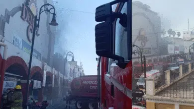 Bomberos de Tabasco combaten incendio en tienda departamental