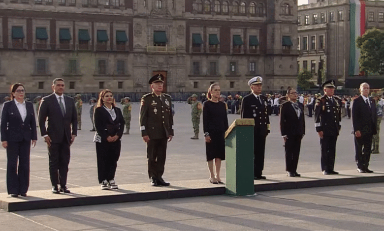 Claudia Sheinbaum iza bandera a media asta en memoria de víctimas de los sismos de 1985 y 2017