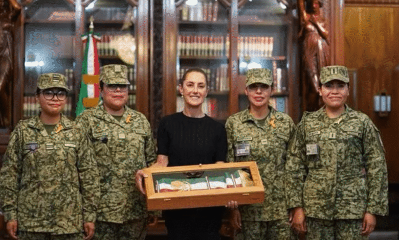 La presidenta de México mostró el proceso de confección de la banda presidencial elaborada por mujeres del Ejército, prenda que estrenará en el Grito de Independencia y el desfile militar del 15 y 16 de septiembre.