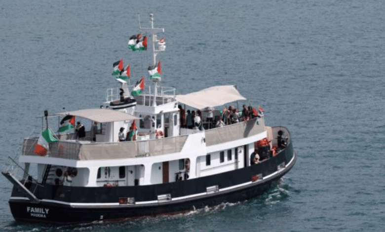 La Flotilla Global Sumud, con más de 50 barcos y delegaciones de 44 países, partió desde Barcelona rumbo a Gaza, pero debió regresar por una tormenta. Israel advirtió que podría arrestar a Greta Thunberg y confiscar las embarcaciones.