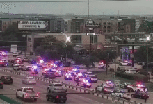 Un ataque armado sacudió este miércoles una instalación del Servicio de Inmigración y Control de Aduanas (ICE) en Dallas. El sospechoso abrió fuego desde un inmueble cercano, dejando una víctima mortal y dos heridos hospitalizados. El atacante murió por una herida autoinfligida.