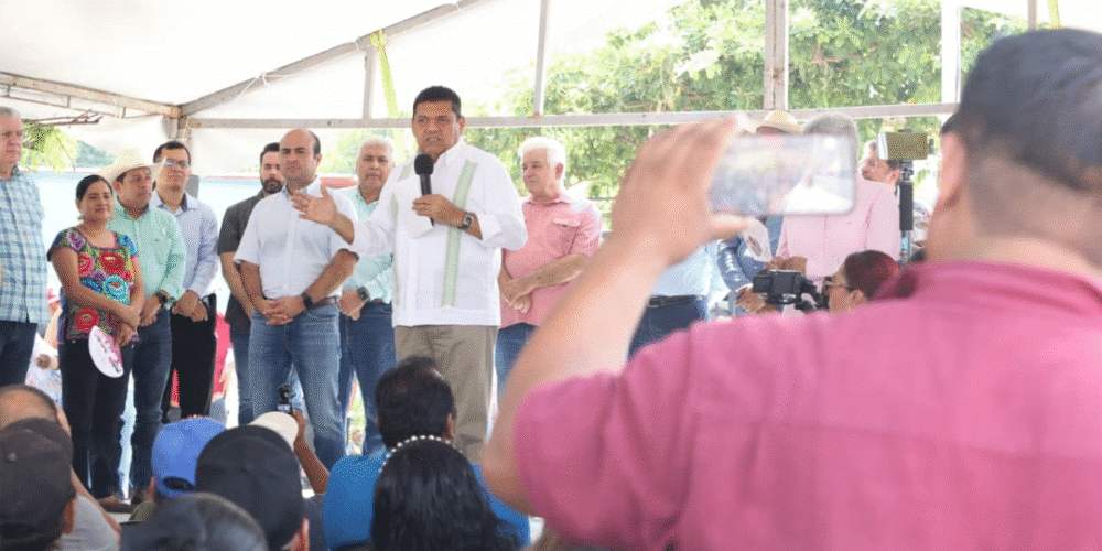 Gobernador Visita por Primera Vez la Comunidad de Manuel Buelta y Rayón