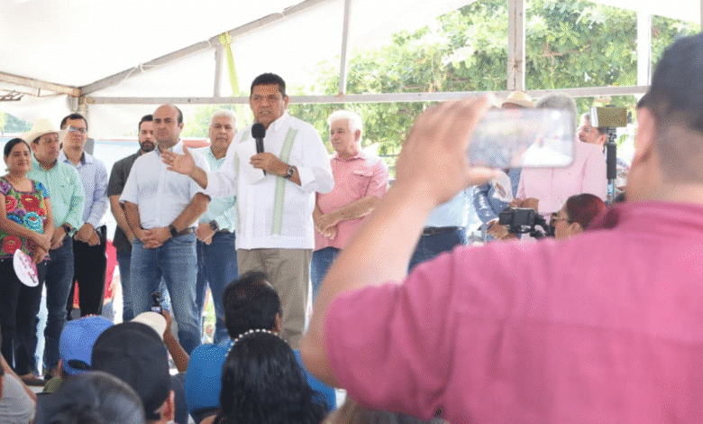 Gobernador Visita por Primera Vez la Comunidad de Manuel Buelta y Rayón
