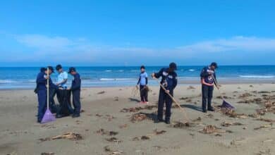 Marinos y estudiantes unen fuerzas para sanear las playas de Tabasco