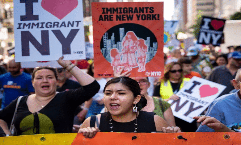 Protestas en Nueva York exigen alto a la represión migratoria y paz en Gaza