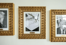 En un gesto polémico, Donald Trump sustituyó el retrato de Joe Biden por la imagen de un autopen, acusándolo de abusar de esta máquina para ocultar su deterioro cognitivo.