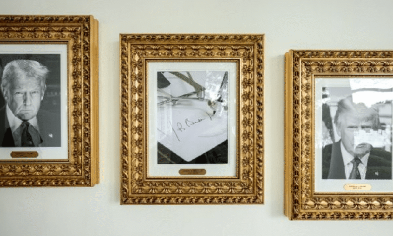 En un gesto polémico, Donald Trump sustituyó el retrato de Joe Biden por la imagen de un autopen, acusándolo de abusar de esta máquina para ocultar su deterioro cognitivo.