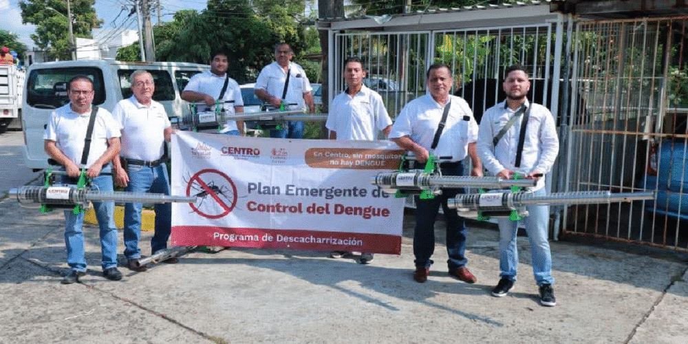 Las brigadas recolectan basura y objetos donde pueden reproducirse los insectos.
