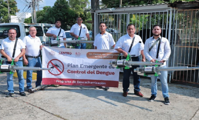 Las brigadas recolectan basura y objetos donde pueden reproducirse los insectos.