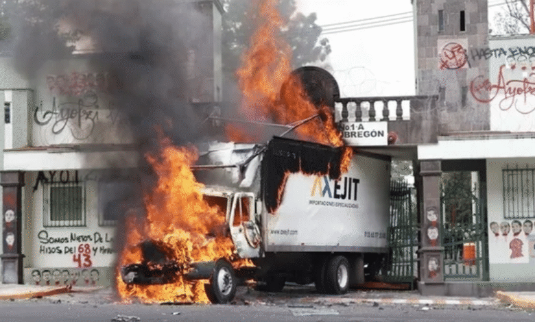 Encubiertos irrumpieron en las instalaciones militares de Naucalpan con un camión que luego fue incendiado, en el marco de las protestas por los 43 normalistas desaparecidos en 2014.