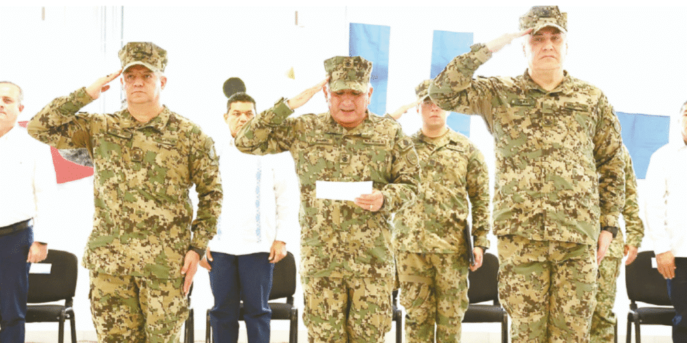 En una ceremonia en el municipio de Centla, el gobernador Javier May Rodríguez acudió a la toma de protesta del almirante Juan Carlos Vera Salinas, quien asume el mando de la Tercera Región Naval.