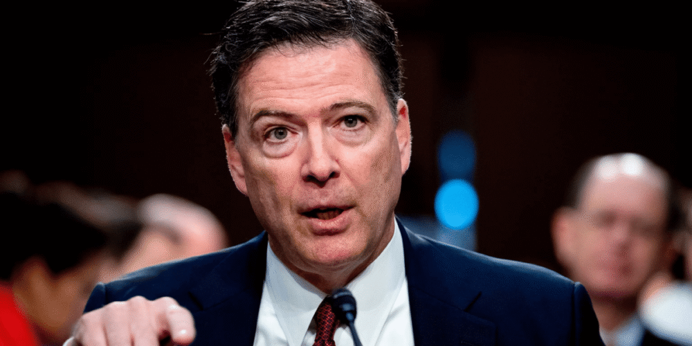 James Comey, exdirector del FBI y figura clave en las tensiones políticas de Washington, enfrenta acusaciones por obstrucción de un procedimiento del Congreso y por prestar declaración falsa.
