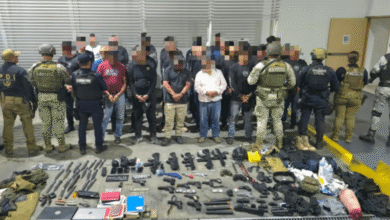 Autoridades mexicanas detuvieron a 38 hombres vinculados a la iglesia La Luz del Mundo en un operativo en Michoacán. Los implicados se encontraban en un campamento donde realizaban entrenamientos tácticos con armas de fuego y réplicas de rifles de asalto.