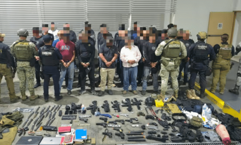 Autoridades mexicanas detuvieron a 38 hombres vinculados a la iglesia La Luz del Mundo en un operativo en Michoacán. Los implicados se encontraban en un campamento donde realizaban entrenamientos tácticos con armas de fuego y réplicas de rifles de asalto.