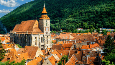 Rumanía combina castillos medievales, montañas legendarias y ciudades vibrantes que conservan la huella de su pasado. Desde los mitos de Drácula hasta los monasterios pintados de Bucovina, el país ofrece un viaje único cargado de historia y curiosidades.