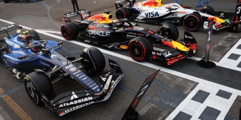 El neerlandés Max Verstappen saldrá primero en el Gran Premio de Azerbaiyán 2025, luego de una sesión marcada por seis banderas rojas y clima cambiante en el circuito urbano de Bakú.