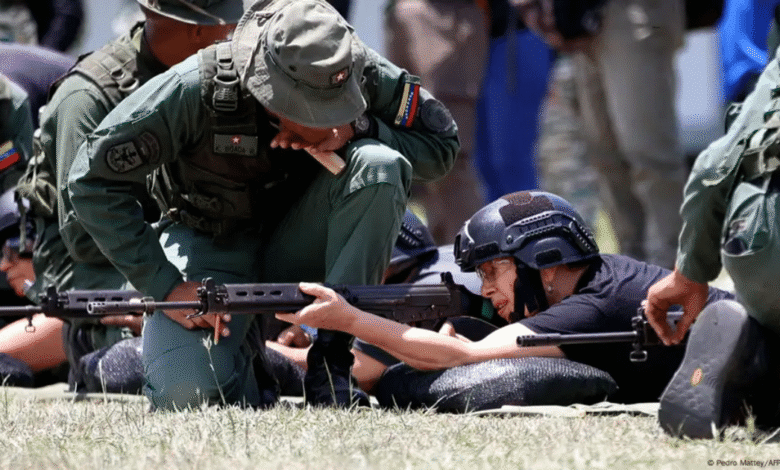 El gobierno de Nicolás Maduro organizó una jornada de adiestramiento en barrios de todo el país para preparar a la población frente a una posible agresión de Estados Unidos, en medio del aumento de tensiones en el Caribe.