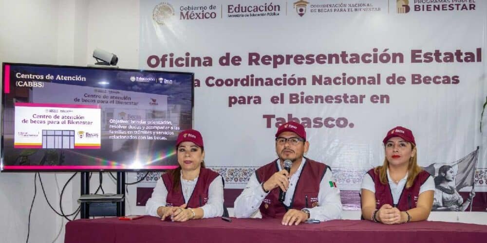 Adelantan el pago de becas a Octubre por lluvias e inicia entrega de tarjetas en Noviembre