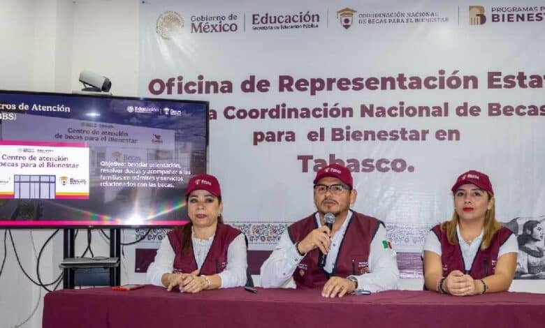 Adelantan el pago de becas a Octubre por lluvias e inicia entrega de tarjetas en Noviembre