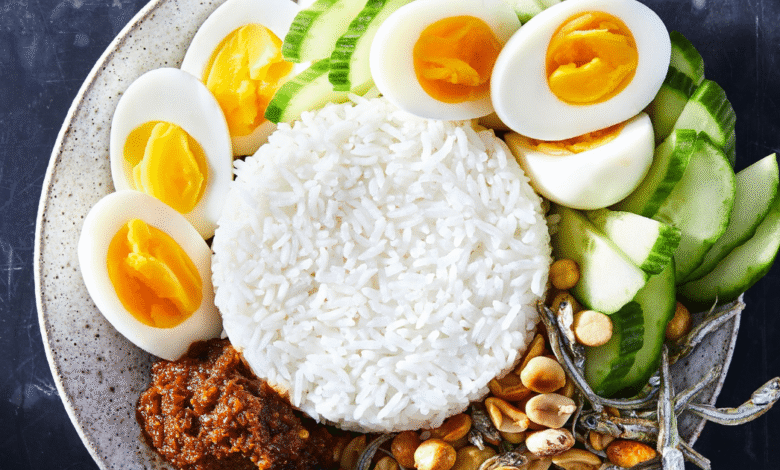 Arroz cremoso con historia Nasi Lemak, el platillo nacional de Malasia que conquistó al mundo (Foto por Julia Gartland)