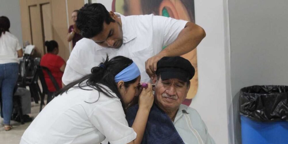 Beneficencia pública entrega dos mil auxiliares auditivos gratuitos