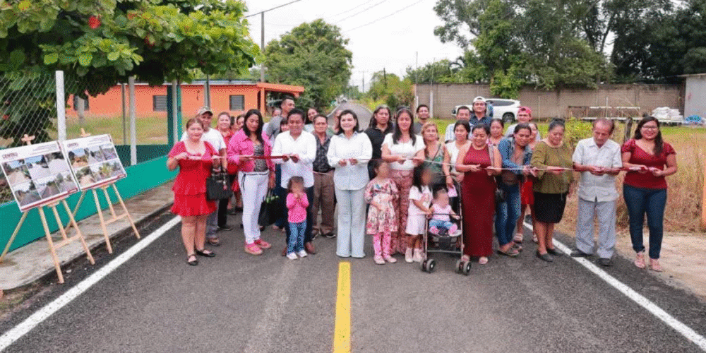 Centro pavimenta camino vecinal y le dice adiós al lodo