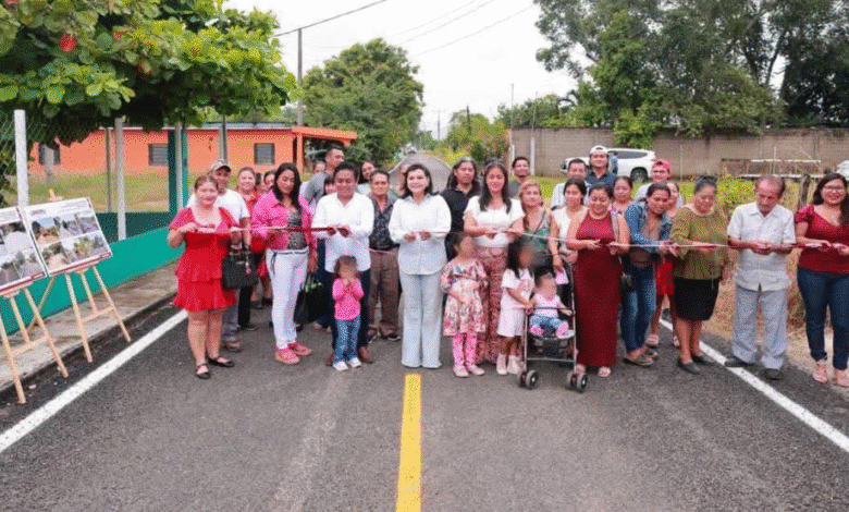 Centro pavimenta camino vecinal y le dice adiós al lodo
