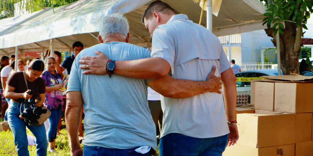 El alcalde Ovidio Peralta Suárez encabezó una jornada integral en la colonia Lázaro Cárdenas, acercando más de una docena de servicios gratuitos y programas sociales a las familias. Desde trámites hasta consultas médicas, la iniciativa fomenta el ahorro y bienestar social, consolidándose como una estrategia clave del gobierno municipal.