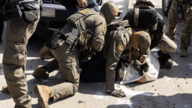 Agentes del Departamento de Seguridad Nacional (DHS) informaron que fueron “embestidos y acorralados” en Broadview, Illinois, por diez automóviles durante una protesta contra operaciones migratorias.