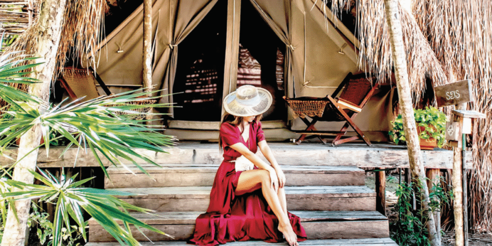 Una modalidad de alojamiento ha ganado relevancia en las costas de Yucatán y Quintana Roo: el glamping. Este concepto, cuyo nombre proviene de la fusión de las palabras glamour y camping, ofrece a los visitantes la oportunidad de experimentar una profunda cercanía con la naturaleza sin sacrificar las comodidades de un resort de lujo.