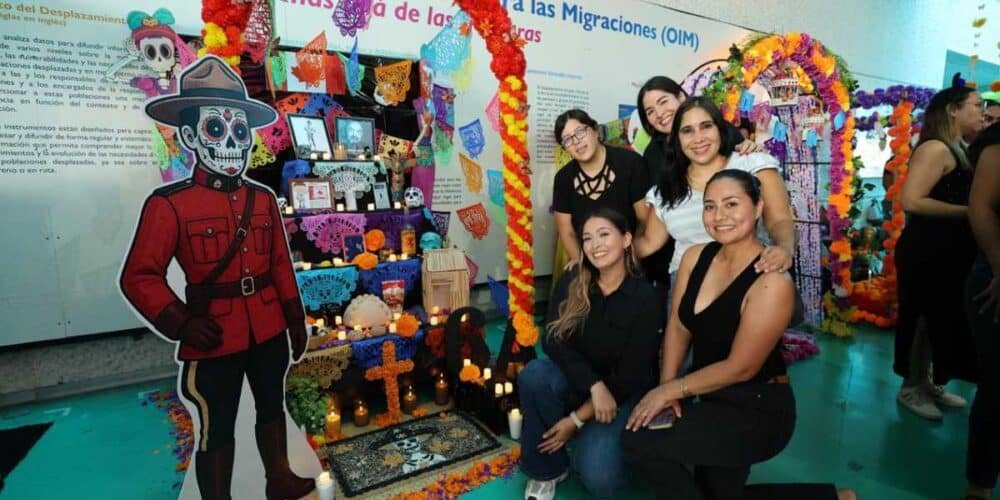 El Papagayo revive a los muertos con un despliegue de color y tradición