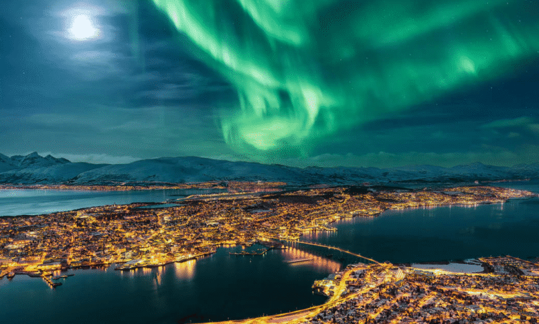 Noruega se consolida como uno de los destinos naturales más impresionantes del mundo. El país ofrece un contraste cautivador entre el dinamismo urbano de Oslo y la belleza icónica de sus fiordos occidentales (Patrimonio de la Humanidad por la UNESCO).