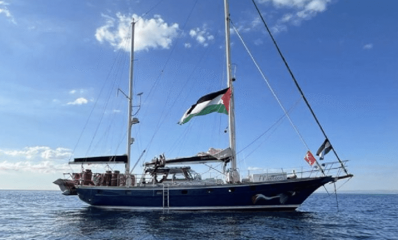 El 1 de octubre de 2025, flotillas humanitarias que intentaban romper el bloqueo naval israelí hacia Gaza denunciaron que fuerzas israelíes realizaron una intercepción en alta mar.