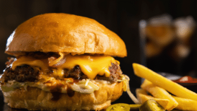 Una hamburguesa realmente excepcional parte del ingrediente principal, la proporción carne-grasa, el pan adecuado y el montaje inteligente de toppings.