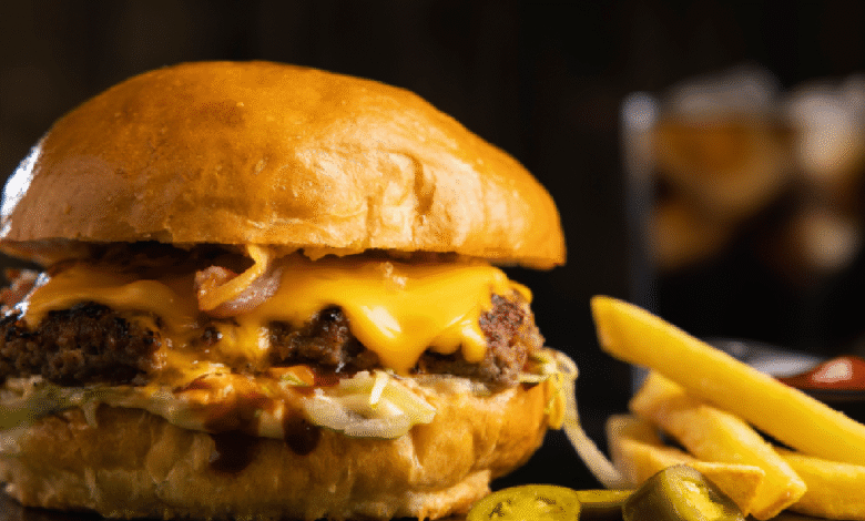 Una hamburguesa realmente excepcional parte del ingrediente principal, la proporción carne-grasa, el pan adecuado y el montaje inteligente de toppings.