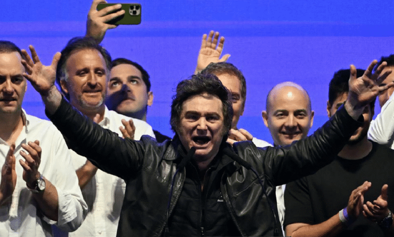 El presidente de Argentina, Javier Milei, y su partido La Libertad Avanza, consolidaron su poder con una sorpresiva victoria en las elecciones legislativas de este domingo 26 de octubre de 2025, obteniendo cerca del 41% de los sufragios.