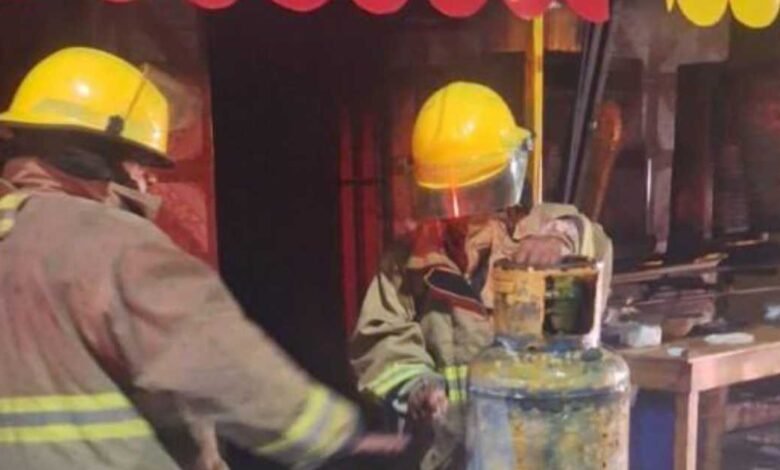 Bomberos evitan tragedia al sofocar incendio en taquería