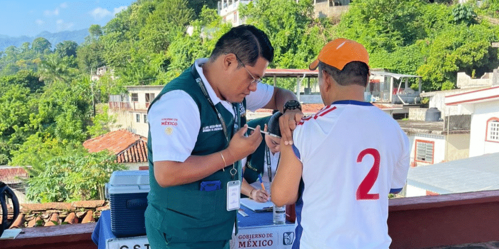 Aprovechando la alta afluencia por Día de Muertos, se instalan más de 50 módulos en los 17 municipios para aplicar dosis contra influenza, COVID-19 y neumococo, buscando proteger a miles de familias ante la temporada invernal 2025-2026.