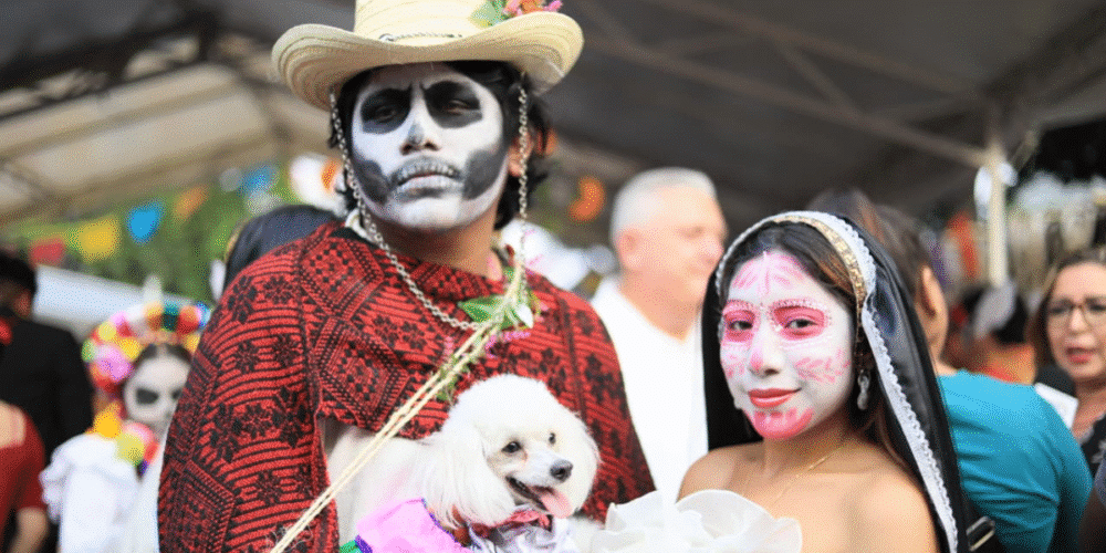Estudiantes del CEIBA llenan de color, danza y algarabía las calles de Villahermosa con la tradicional comparsa para marcar el inicio de las celebraciones de Día de Muertos y revivir el majestuoso Centro Cultural.