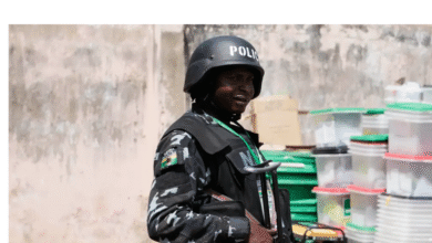 Alrededor de las 4 a.m. del lunes, asaltantes fuertemente armados irrumpieron en la escuela secundaria para niñas “Government Girls Comprehensive Secondary School” en Maga, al noroeste de Nigeria, secuestrando a 25 alumnas y matando a la vicedirectora y un vigilante.